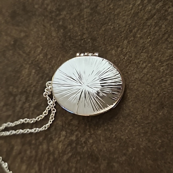 3/$30 VTG NRQ AVON Grandma Locket Pendant Chain Necklace - Picture 7 of 7